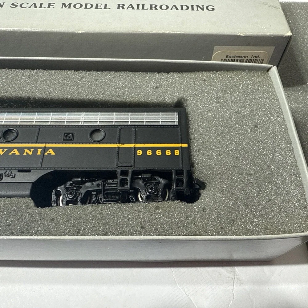 BACHMANN‎ Plus HO 31218 EMD F7B Pennsylvania PRR 9666B Boxed W/paperwork